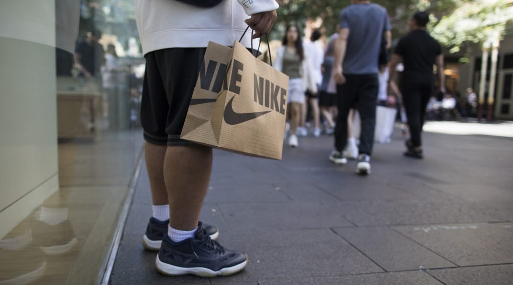 Een shopper met een zak van Nike