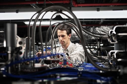 Een ingenieur werkt aan een kwantumcomputer